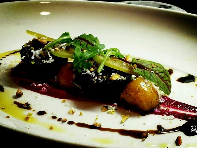 Charred Roasted Beet Salad with Compressed Green Apple, Beet-Apple Puree, Pistachios|Austin McKennaさん