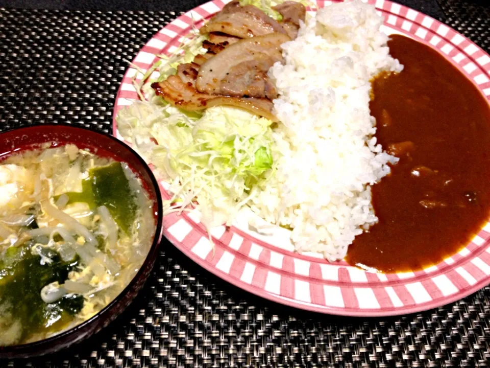 #夕飯 One-Plate Dish: 全部のせカレーライス(キャベツレタス、塩ガーリック豚バラ焼き、白米、カレー)、わかめ玉子もやし味噌汁。|ms903さん