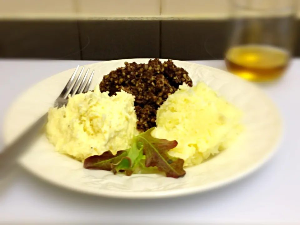 Snapdishの料理写真:Haggis, neeps and tatties (Haggis, parsnips and potatoes)|Steve Pountneyさん