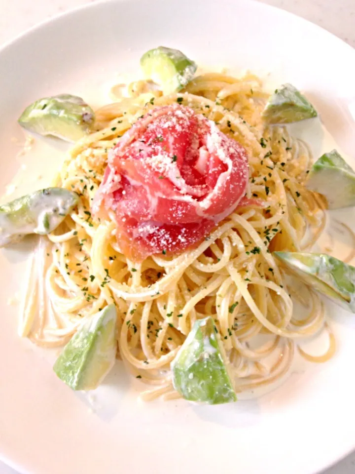 アボカドと生ハムのクリームパスタ|茜色さん