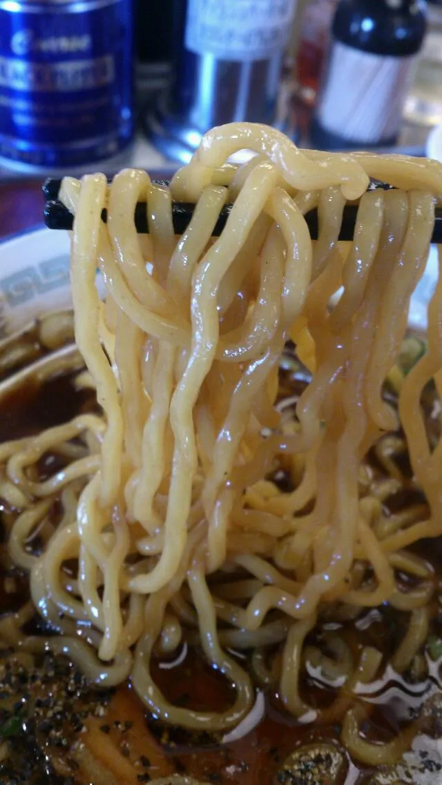 【浅草 富山ブラックだらんま】日本一しょっぱいラーメンの麺|うめロクさん