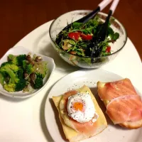 Snapdishの料理写真:Open sandwich w/ poached egg, served with steamed broccoli + salad|Emi Chiba-Smithさん