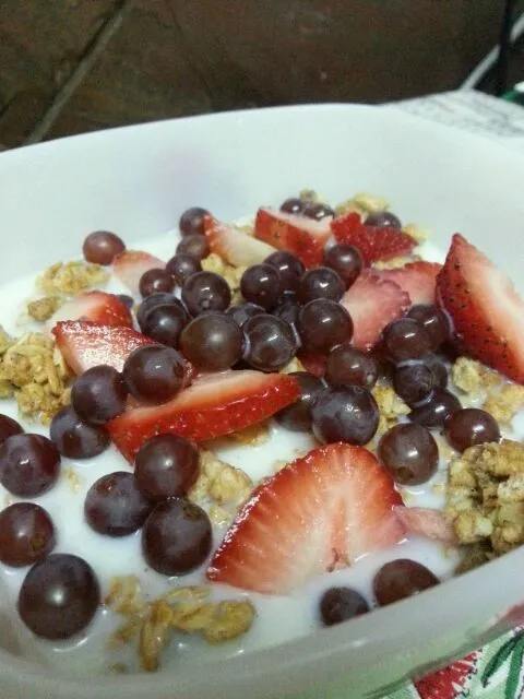 granola cereal wit fresh strawberries & bunchkin|cindy poeさん