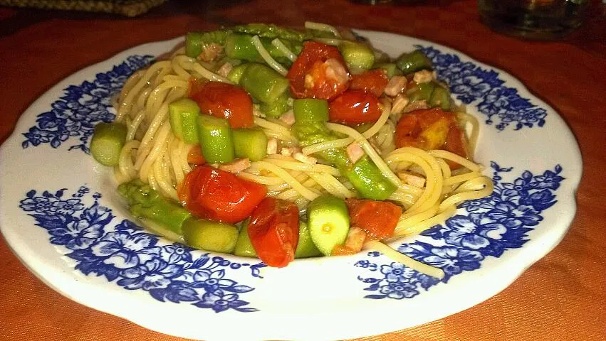 spaghetti asparagi e pomodorini|giulia campazziさん