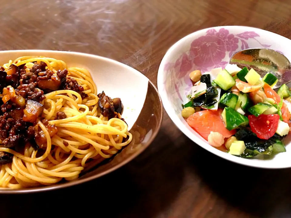 茄子と挽肉のボロネーゼパスタ＆胡瓜と山芋のコロコロサラダ✨|つついなつさん