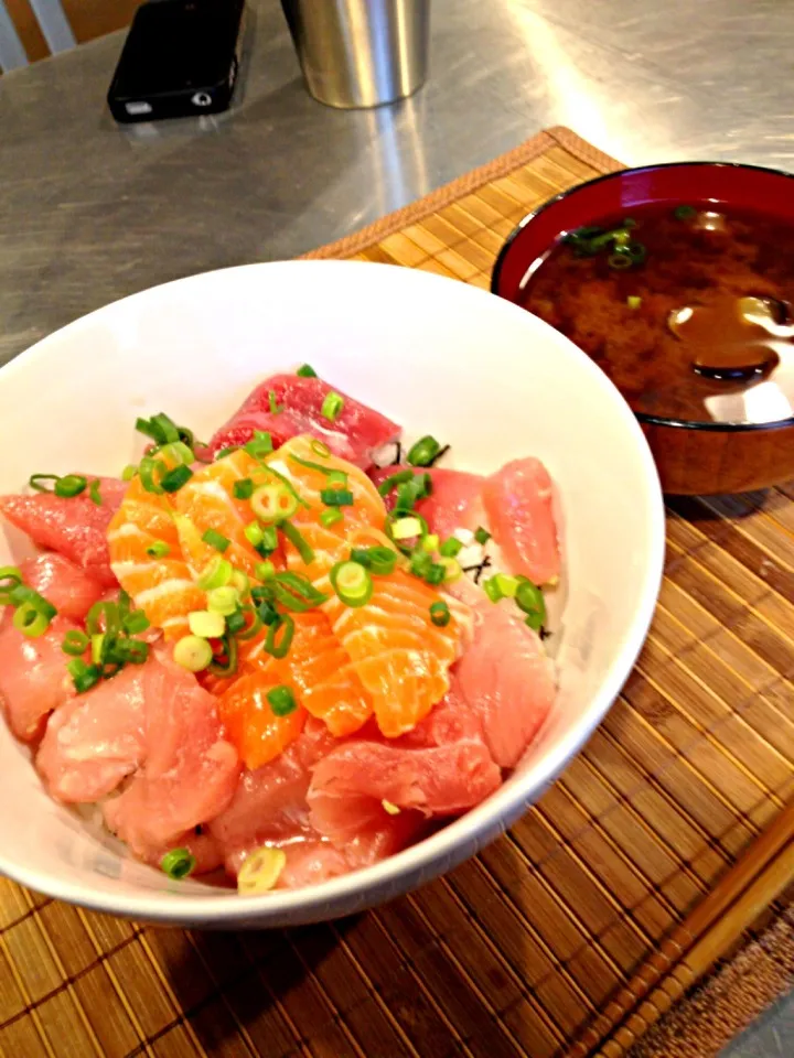 Snapdishの料理写真:今日の賄い  海鮮丼＆蜆の味噌汁|マミさん