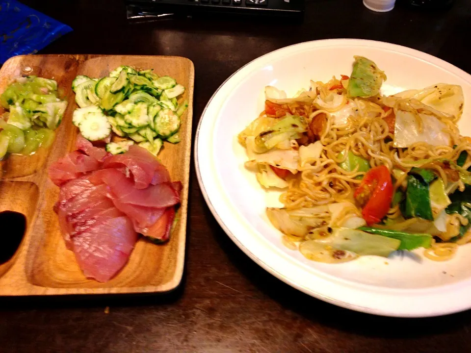 キュウリとはまちの酢の物・はまちの刺身/リメイク焼きそば|植原さん