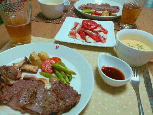 Snapdishの料理写真:ステーキとカプレーゼ|あゆみんさん