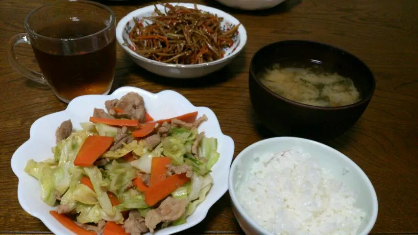 Snapdishの料理写真:野菜炒め＆きんぴらごぼう＆ワカメとお麩の味噌汁|えっちゃんさん