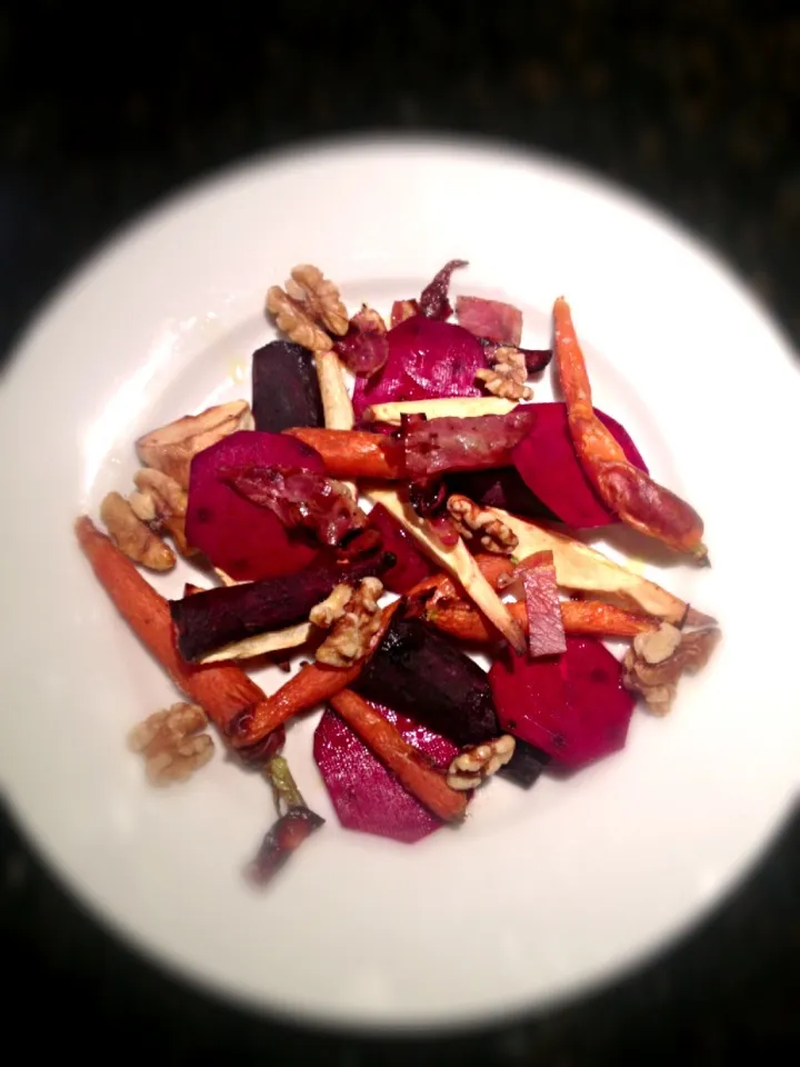 Winter salad with roasted Dutch and purple carrots, parsnip, walnuts, lardons and an apple cider vinaigrette|Kenneth Nguyenさん