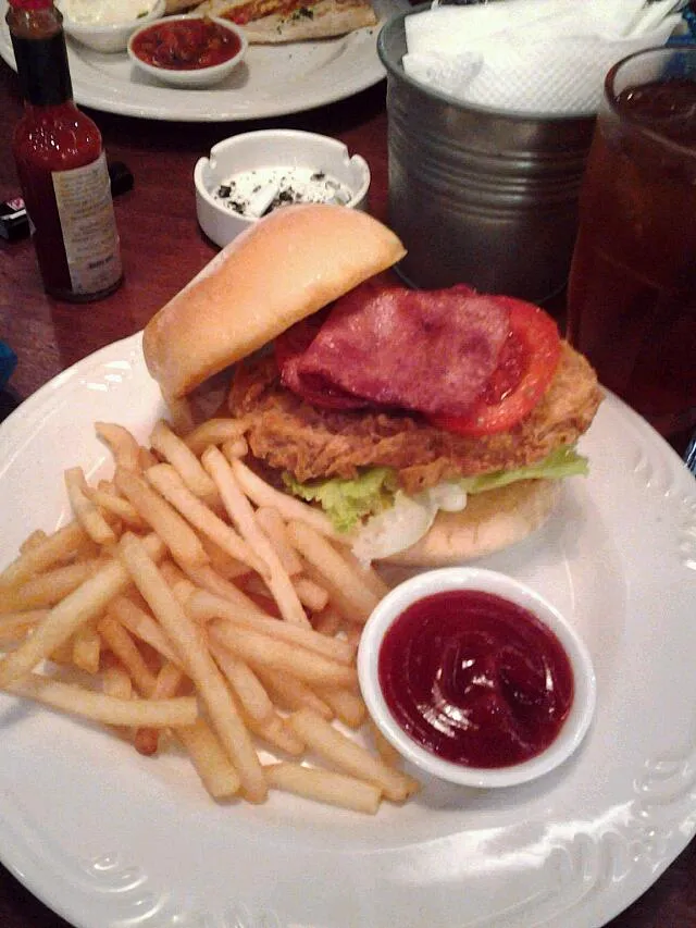 Snapdishの料理写真:friedchicken+BLT burger and fries|Putri Anindyasarasti Widyantoさん