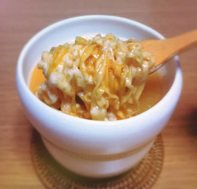 Snapdishの料理写真:ミニラーメンチーズ卵のせ☆|しろくまもんさん