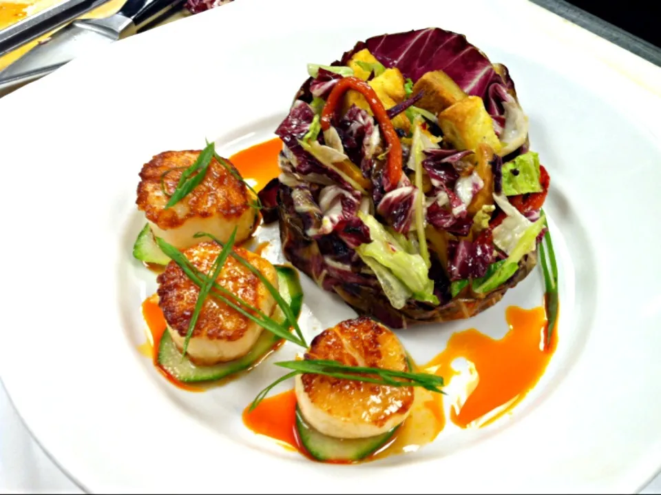 Pan-seared sea scallops with grilled raddicho and roasted red pepper salad.|Andrew C Messinaさん