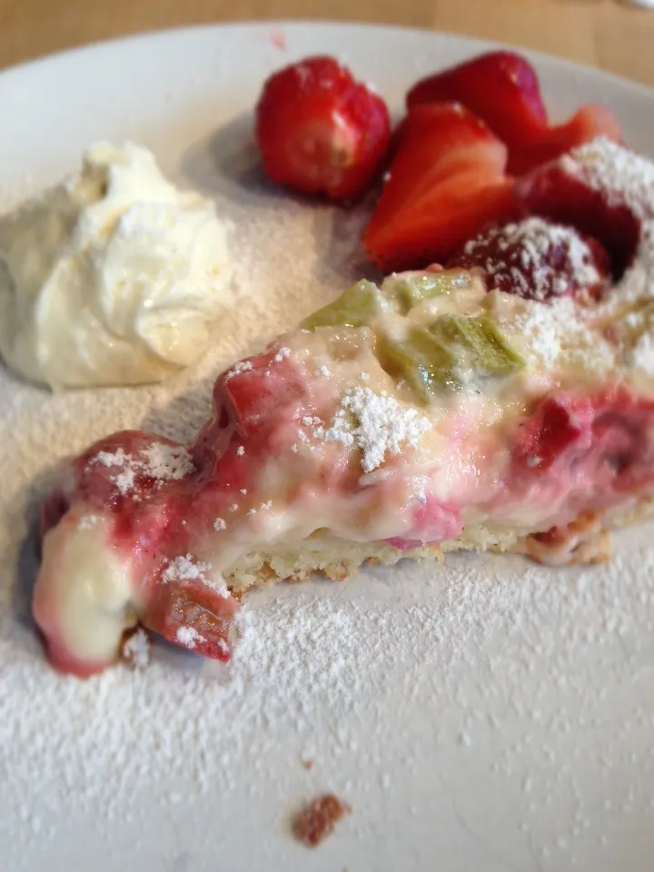 Rhubarb pie with strawberries and vanilla flavoured creme fraiche|ozzy sparaさん