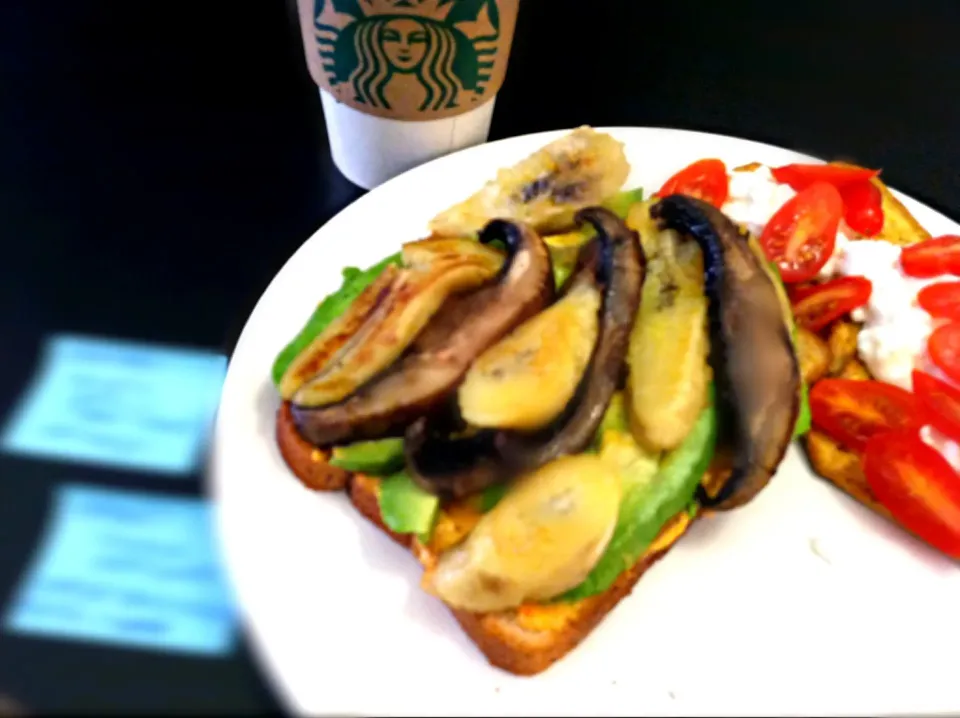 Snapdishの料理写真:Banana Avocado Sandwich|boo yaさん