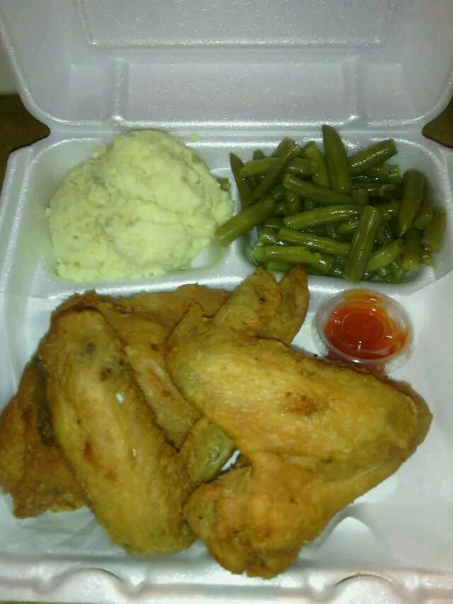 Deep fried chicken wings and potato salad and green beans|Shirlene Robertsonさん