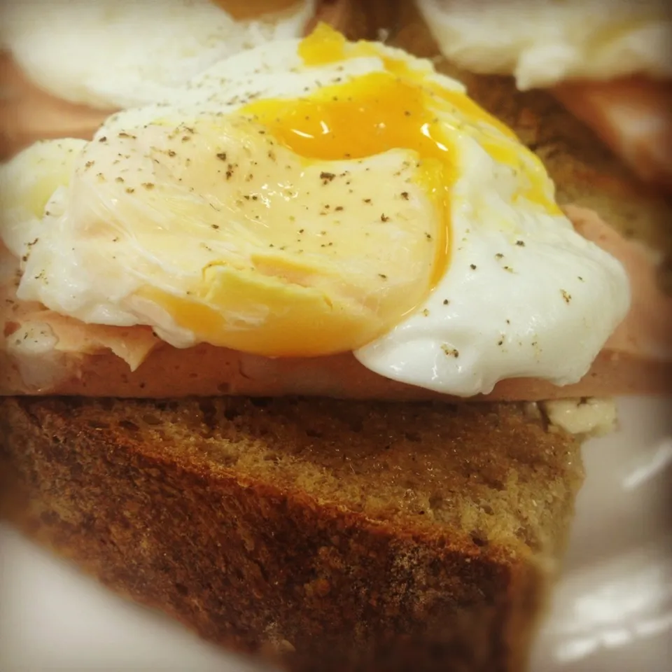 Poached egg on toast 🍳🍞|Prae~*さん