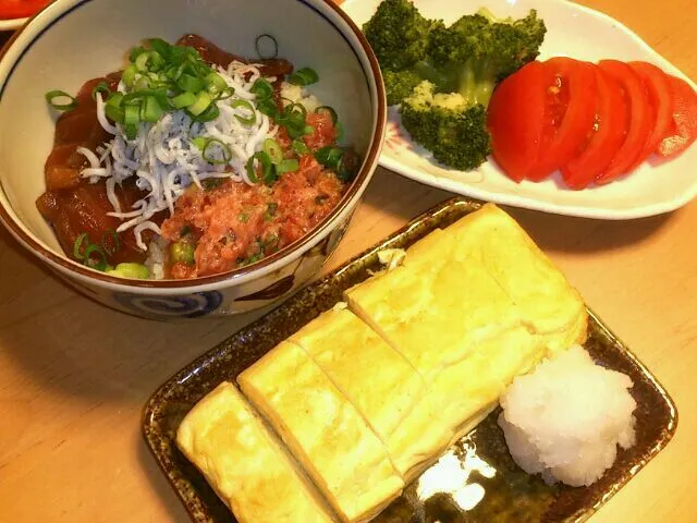 まぐろネギトロしらす丼とだし巻き玉子と野菜|ちゃんねーさん