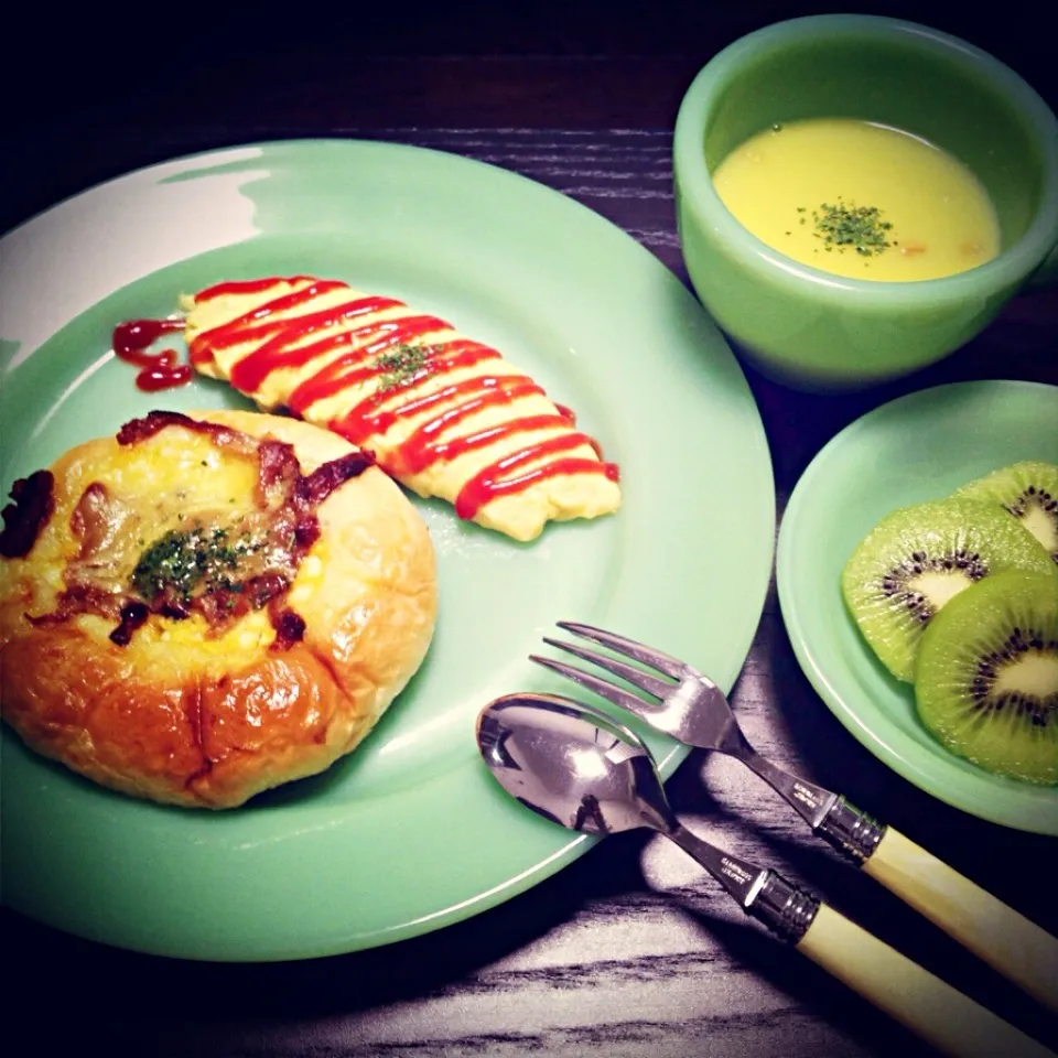 Snapdishの料理写真:"Teritama" bread and a plain omelet|nori.co.jpさん