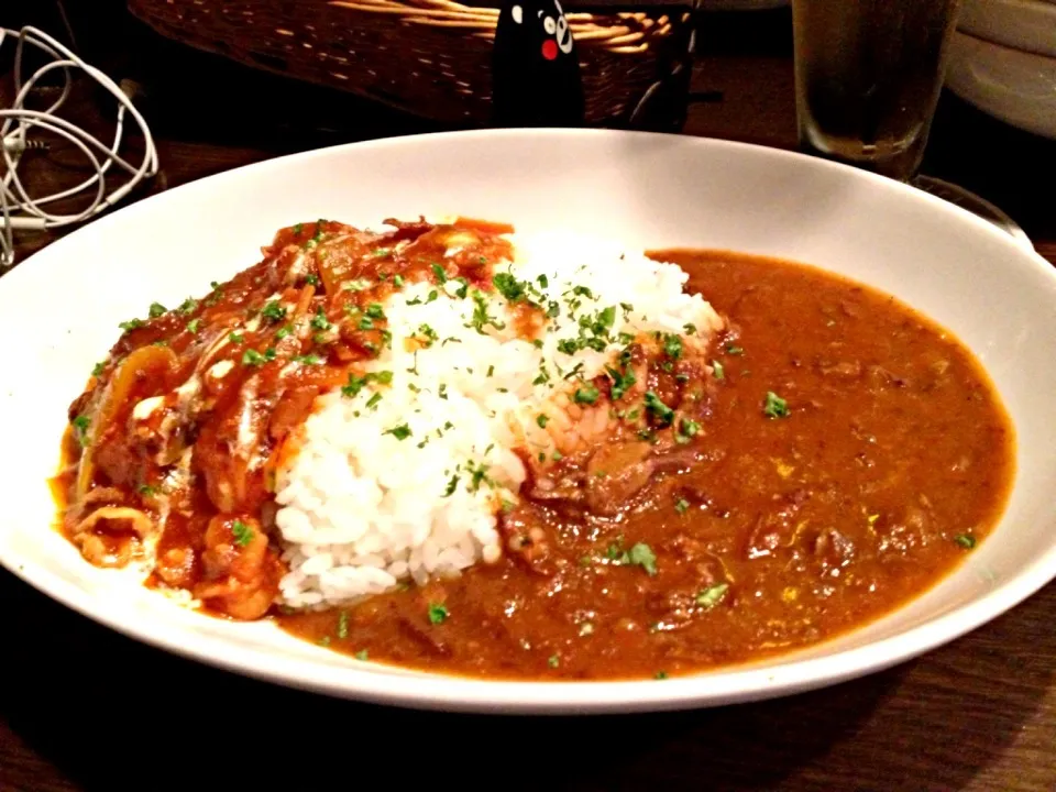 Snapdishの料理写真:今週の週替わり。マッシュルームハヤシと、デミトマトのあいがけカレー！2013#187|大阪カレー部長さん