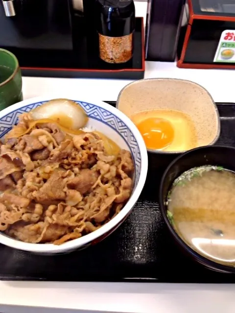 吉野家 牛丼(並)※つゆだく たまご みそ汁|プラムてつ。さん