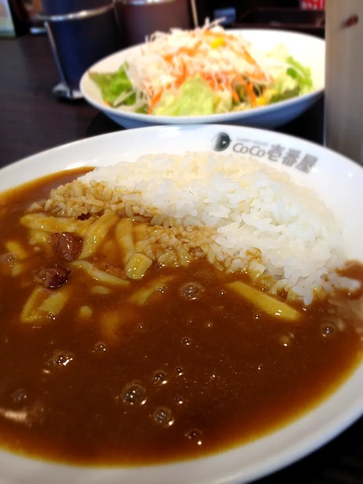 ハーフチーズカレーと野菜サラダ。ハーフカレーはドリンクつきなのが嬉しいのです。|liccaさん