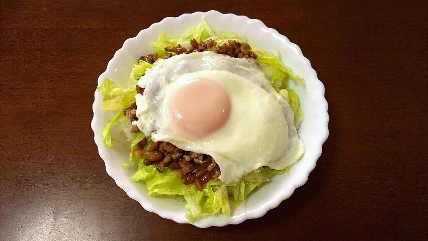 挽き肉納豆目玉焼き丼|akaさん