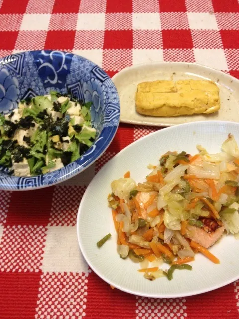 サーモンの塩麹野菜蒸し、レタスと豆腐のポン酢サラダ、卵焼き|kanaeさん