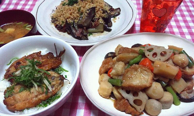 鰯の蒲焼き丼(大葉･新生姜)、茄子とベーコンソテーのパン粉かけ、筑前煮(鶏もも肉･仙台麩･里芋･筍･蓮根･椎茸･ごぼう･人参･いんげん)、お味噌汁(豆腐･青ねぎ)|まあるさん