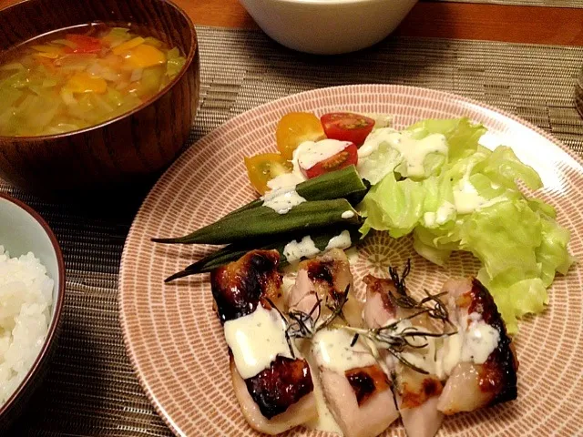 Snapdishの料理写真:グリルチキンwithヨーグルトドレッシング  サラダ  野菜スープ|ikukoさん