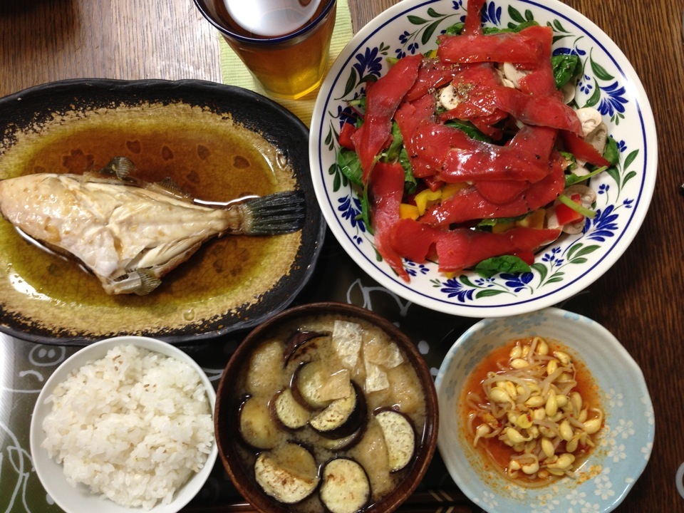 カワハギの煮魚 マッシュルームとスモークサーモンのベビーリーフサラダ 茄子の味噌汁 Yuyang Snapdish スナップディッシュ Id Quycqa