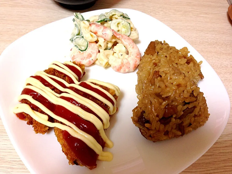 鶏ごぼうご飯☆海老マカロニサラダ☆タココロッケ☆鶏ダンゴスープ☆|りょこさん