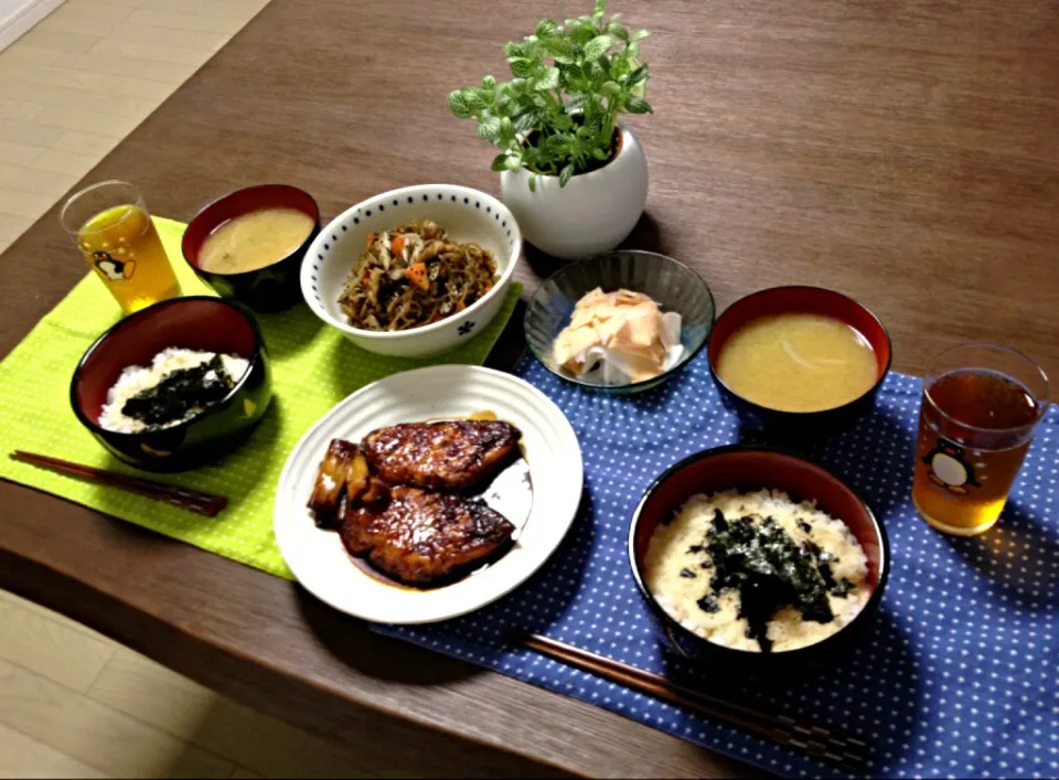 鰤の照焼き黒酢風味、とろろご飯、豚肉と根野菜のキンピラ、大根の明太子和え、玉ねぎのお味噌汁|pentarouさん