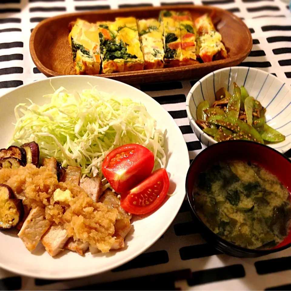 トンテキおろしポン酢で🍀野菜ごろごろオムレツ🍀しめじとサヤエンドウの生姜醤油炒め🍀若布と海苔のお味噌汁|mochaさん