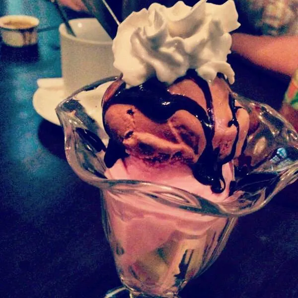 ice cream with melted chocolate and whipped cream|joey limさん