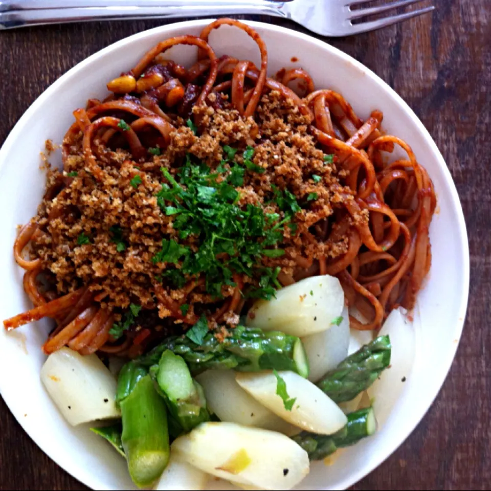 Pasta met anjovis, tomaat, rozijn, pijnboompitten en asperges.|petitさん