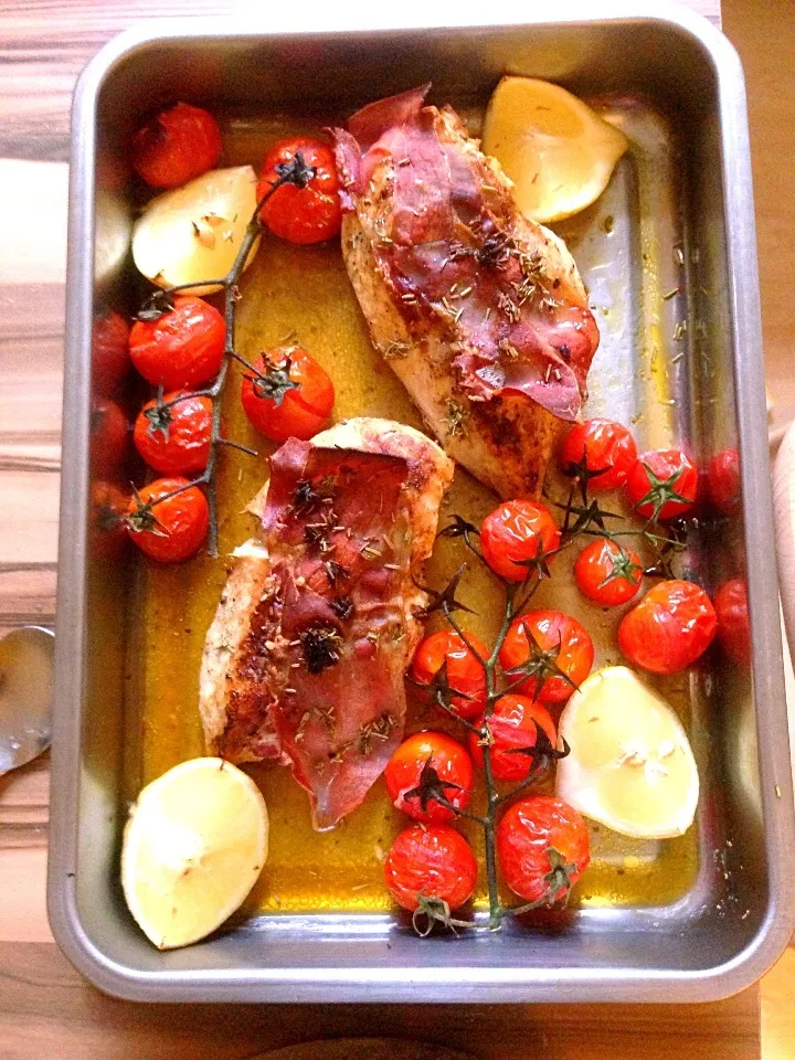 Snapdishの料理写真:Hähnchen mit Tomaten aus dem Ofen|carlos vollmerさん