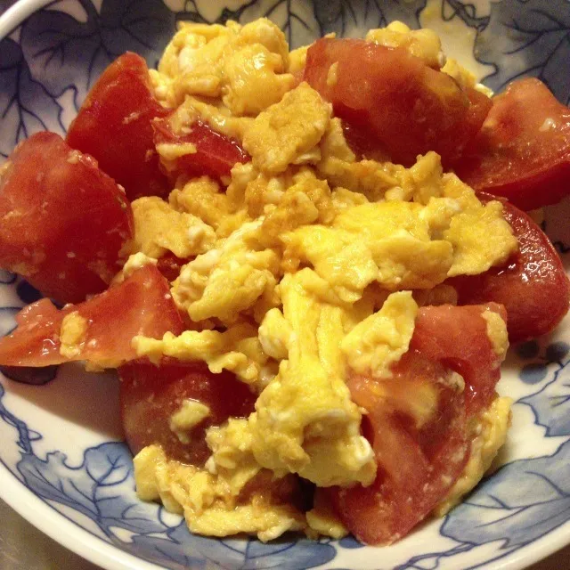 朝食：トマトたまご炒め、麦飯、わかめの味噌汁|Kenny Hiraiさん