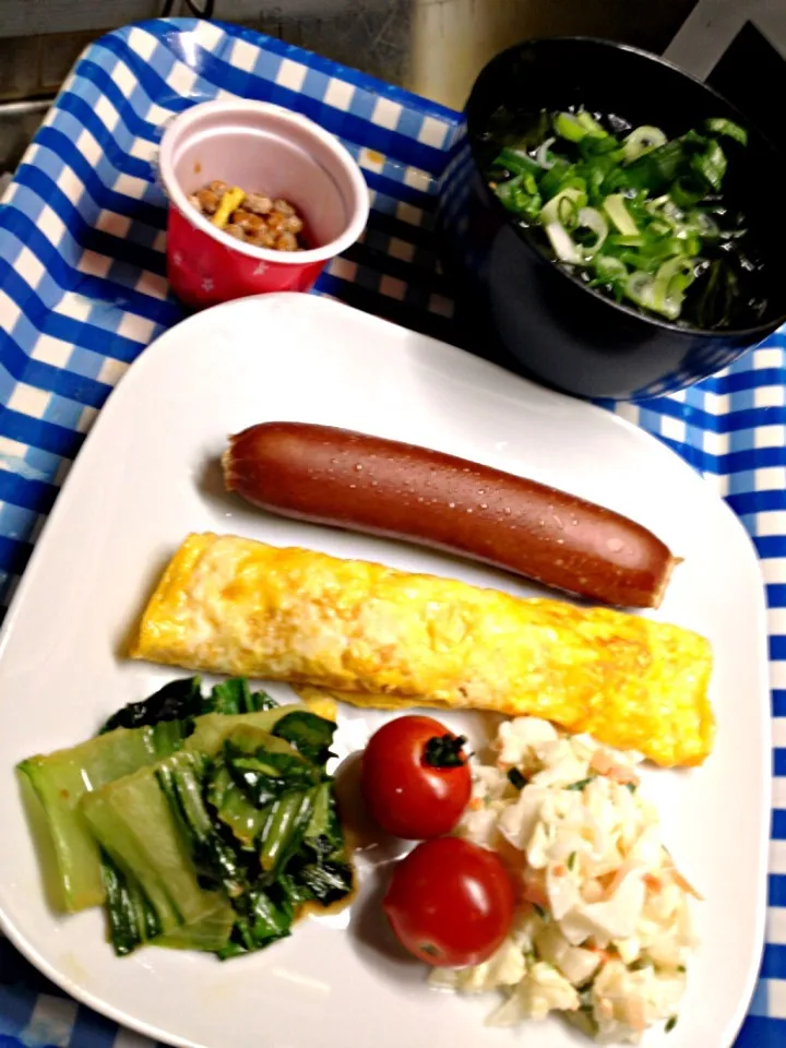 朝ごはん。今日の特筆は、メガワカメの味噌汁に、青梗菜のバター醤油でしょうか|ハルさん