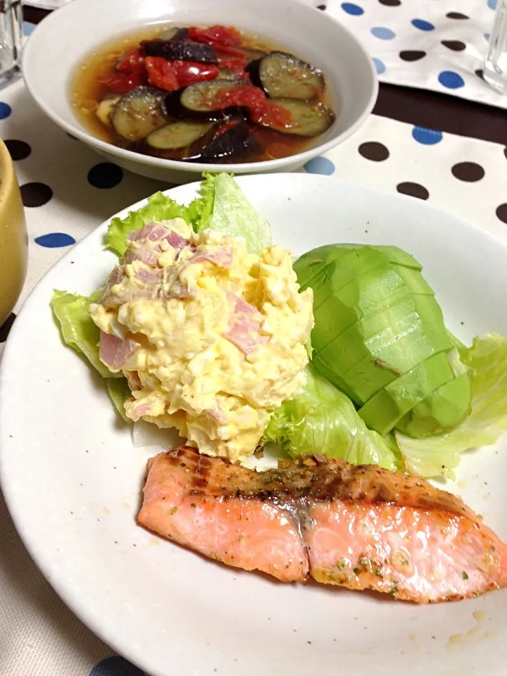 鮭のソテー&ポテトサラダ、茄子とトマトの白だし煮込み|naoさん