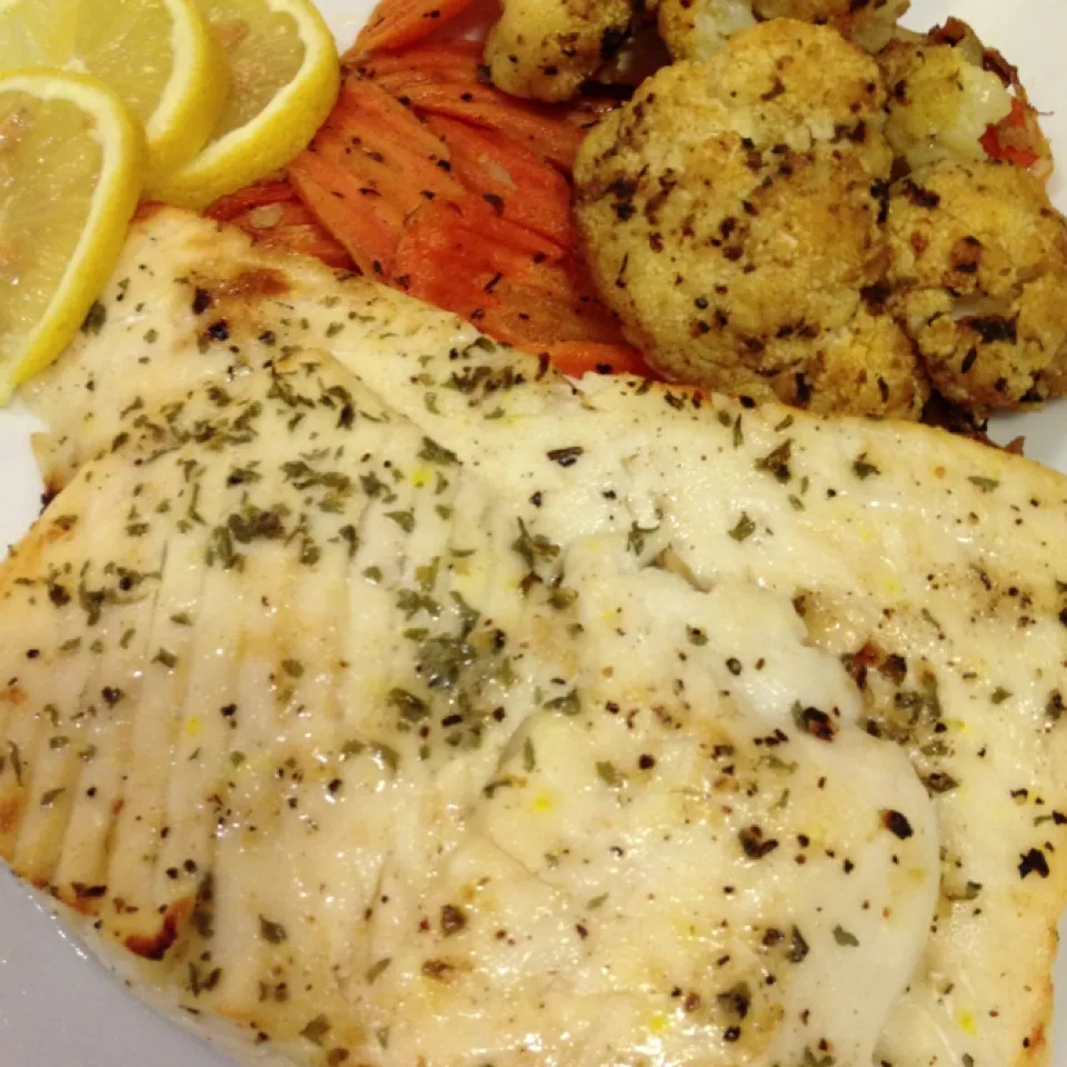 Wild Caught Grilled Halibut w/ Lemon and herbs, Baked Cauliflower & Carrots w/ herbs|Curt Chillさん