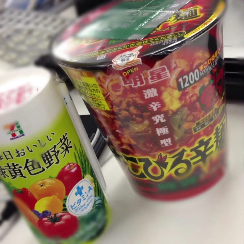 Snapdishの料理写真:激辛とみるとつい買ってしまう。で不健康だなと思って野菜ジュースで穴埋めしようとする悪あがきw|takarkiさん