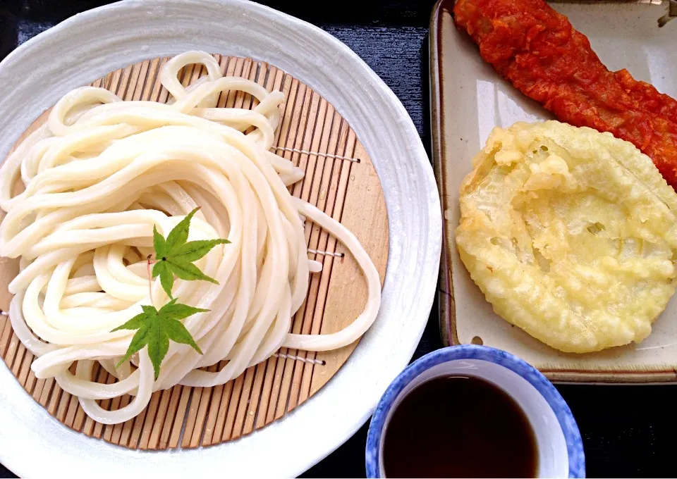 Snapdishの料理写真:ざるうどん＋辛ちくわ＋新玉ねぎ|こじゅわいさん