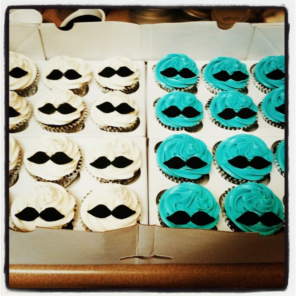 Abuelita Chocolate Mustache Cupcakes|Angela Newellさん