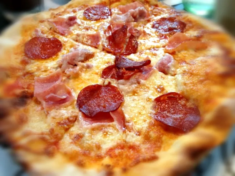 Bacon, ham and pepperoni pizza|Jeremy Khooさん