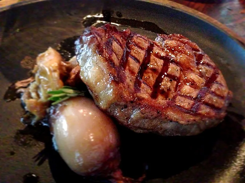 Snapdishの料理写真:今日の肉。Aged rib eye。もー腹一杯。|Hitoshi Hokamuraさん