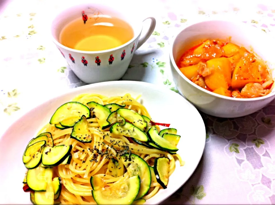 今日の夜ご飯 ★ ズッキーニのペペロンチーノ＆味噌豚キムチ肉じゃが|みきさん