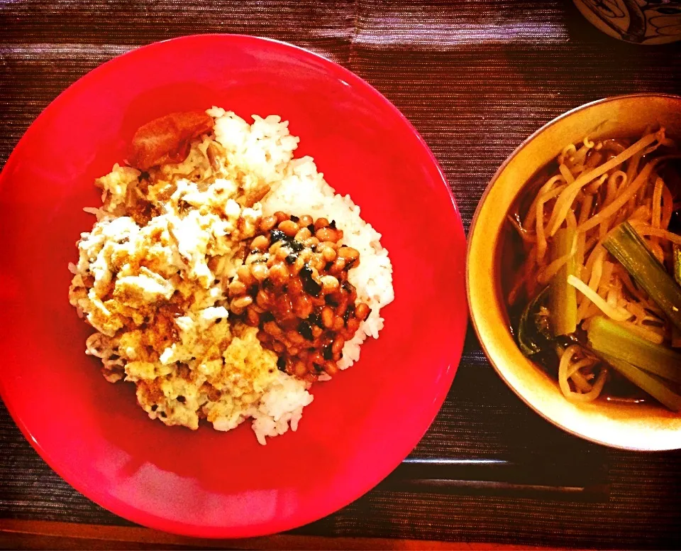 チョーカンタン！なめ茸オムレツ＆納豆のせ もやしと葉ものたっぷり味噌汁😋|hassanさん