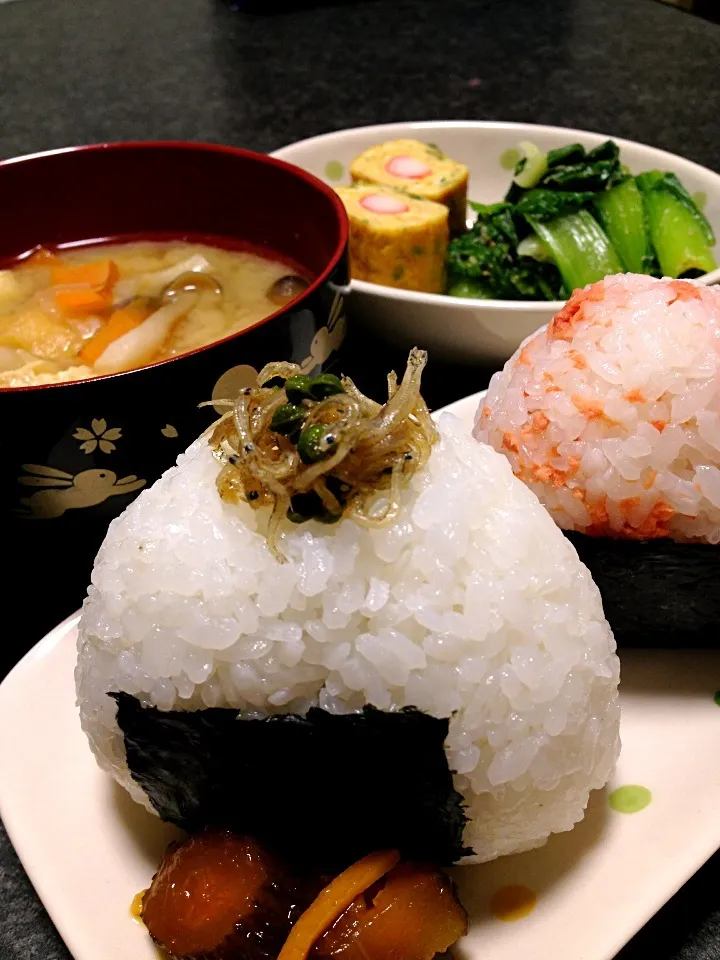 おにぎり・卵焼き・青梗菜の胡麻和え・味噌汁|がぁがさん