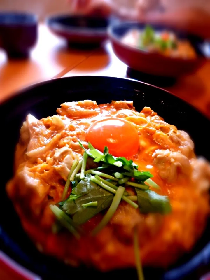 ランチは親子丼（＾∇＾）玉子の色がいいね。原了郭の黒七味があって嬉しかった（＾∇＾）。ぢんとらの柚七味と山椒もいいね。おいらはあまり蒸らさないで食べるのが好きみたい（＾∇＾）|しーさん